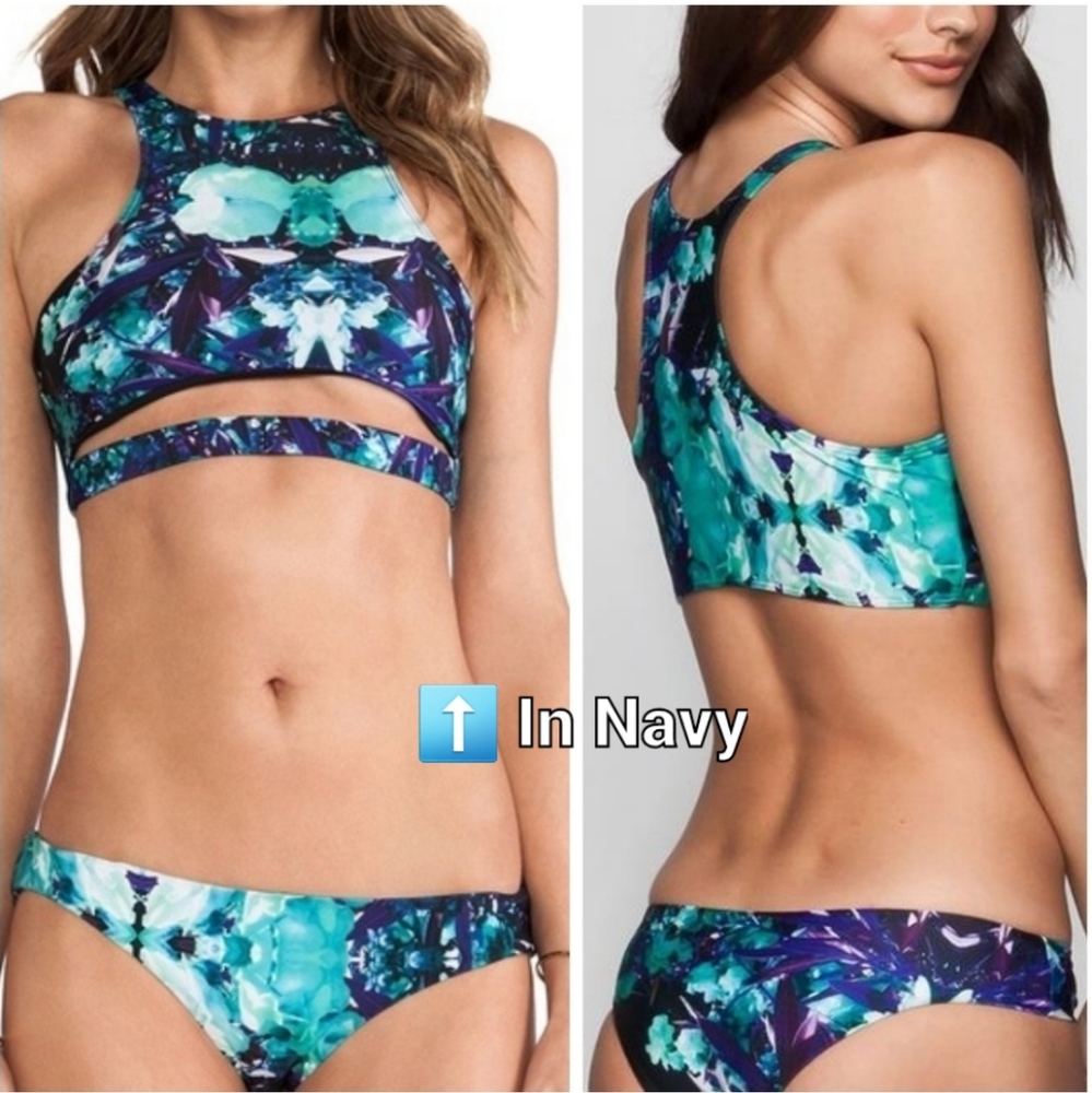 BEACH RIOT Swim Top Peekaboo Size M Navy (Solid)